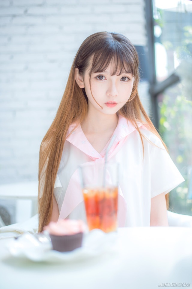 人，不经过长夜的痛哭，是不能了解人生的，我们将这些苦痛当作一种功课和学习，直到有一日真正的感觉成长了时，甚而会感谢这种苦痛给我们的教导。——三毛《亲爱的三毛》